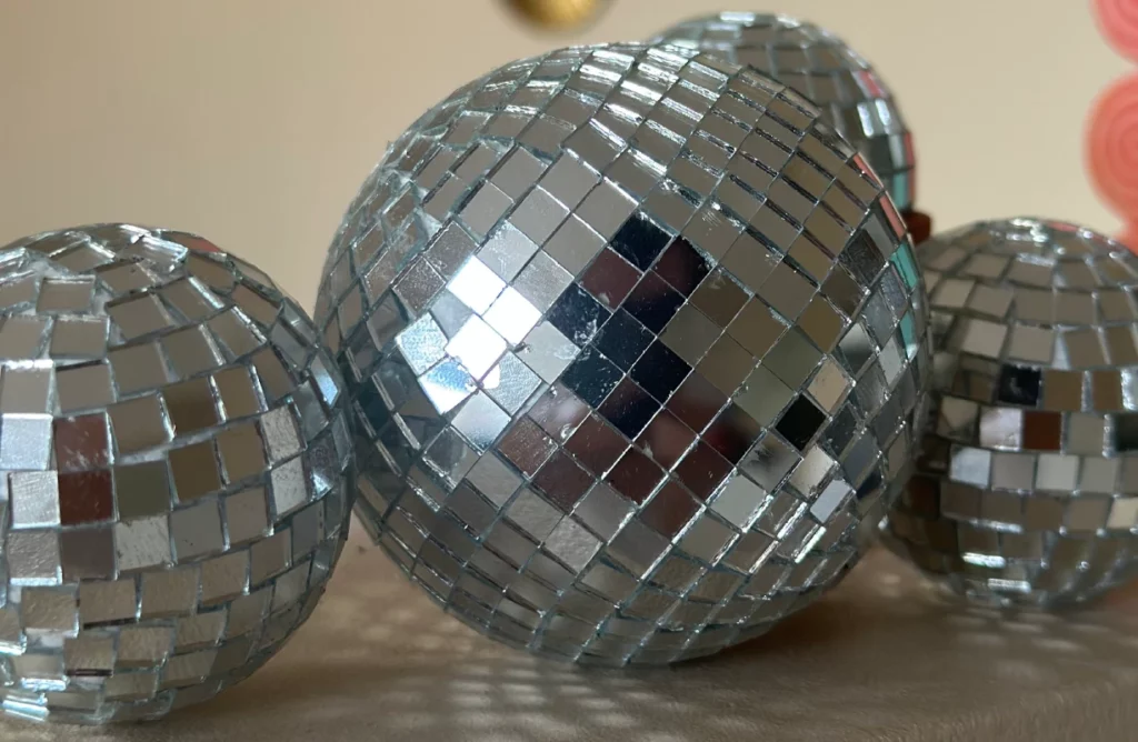 Création de boule de disco chez tonton kraft le café créatif à pontoise dans le val d'oise