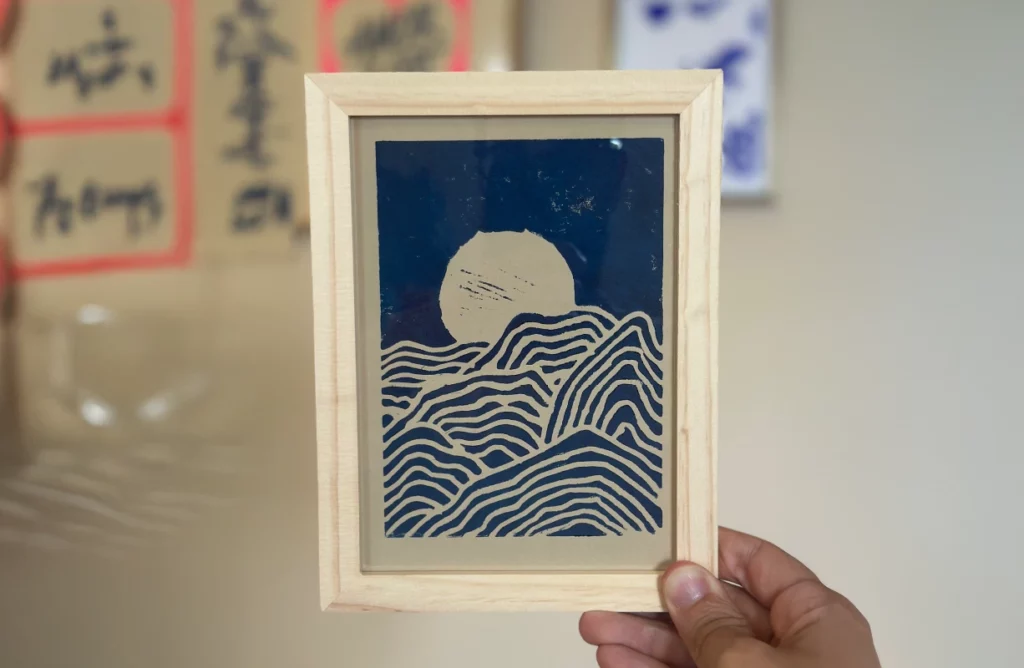 Création de linogravure chez tonton kraft le café créatif à pontoise dans le val d'oise